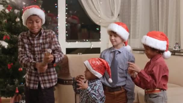 Kinder haben Angst vor Weihnachts-Petard. - Filmmaterial, Video