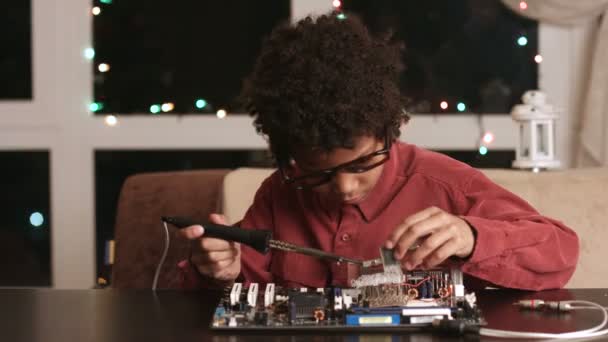 Überraschter schwarzer Junge repariert Motherboard. - Filmmaterial, Video
