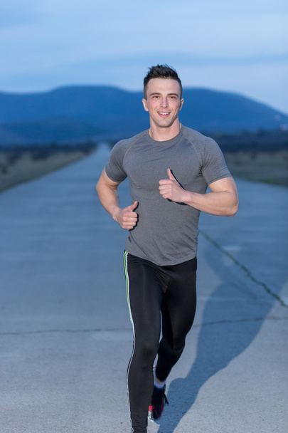 athlète en bonne santé homme jogging le matin sur la avoine vide dans la ville
 - Photo, image