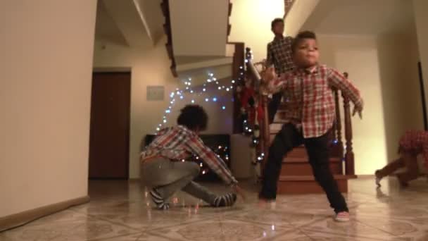Mladí chlapci vánoční tanec. - Záběry, video