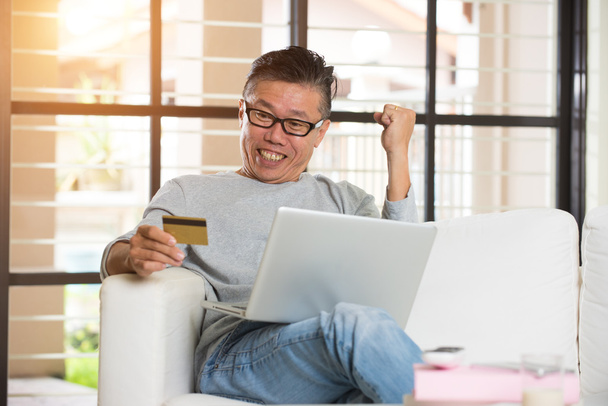 Hombre de compras en línea con tarjeta de crédito - Foto, imagen