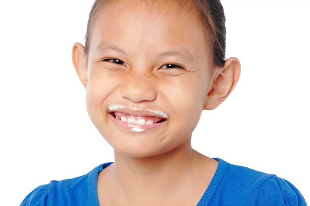 Close-up leuk portret van leuke Aziatische meisje weergegeven: witte melk snor - Foto, afbeelding