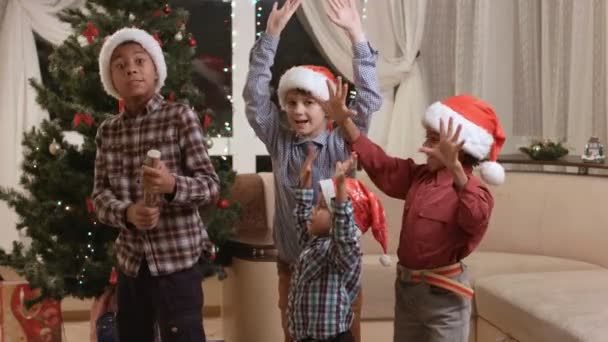 Niños de piel oscura usando petardo de Navidad
. - Metraje, vídeo