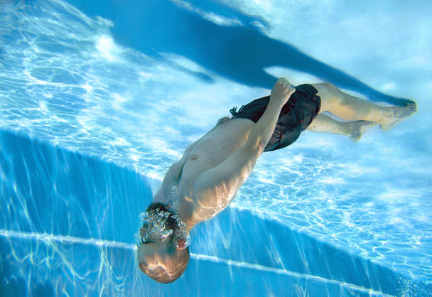 homme barbu plonge sous l'eau
   - Photo, image