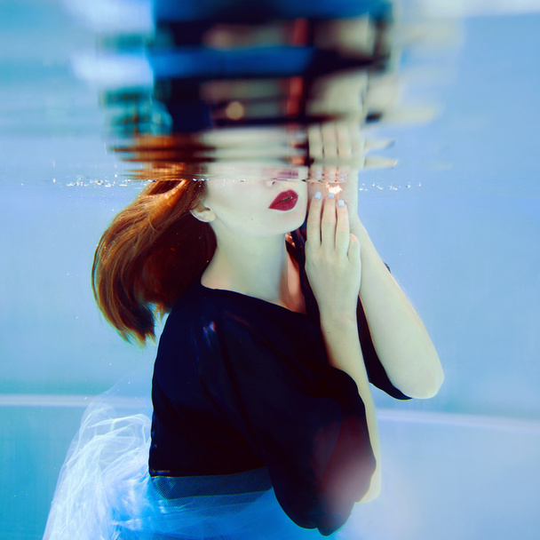  tyylikäs nainen veden alla uima-altaassa
 - Valokuva, kuva