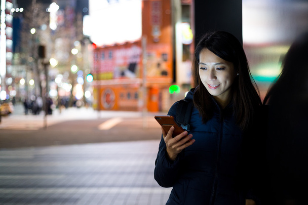 žena používající mobilní telefon v noci - Fotografie, Obrázek