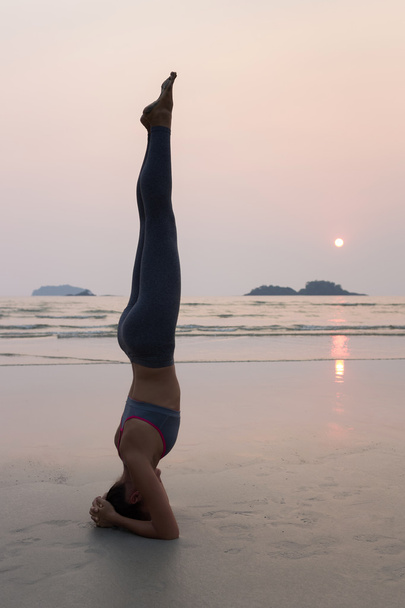 Mladá štíhlá žena cvičení jógy   - Fotografie, Obrázek