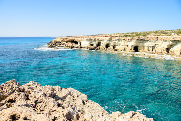Gyönyörű sziklák és ívek Aiya Napa, Ciprus - Fotó, kép