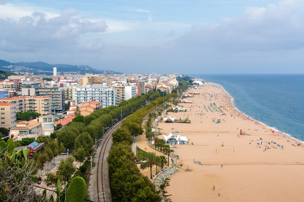 Облачный вид на пляж Калелья недалеко от Барселоны, Испания
. - Фото, изображение