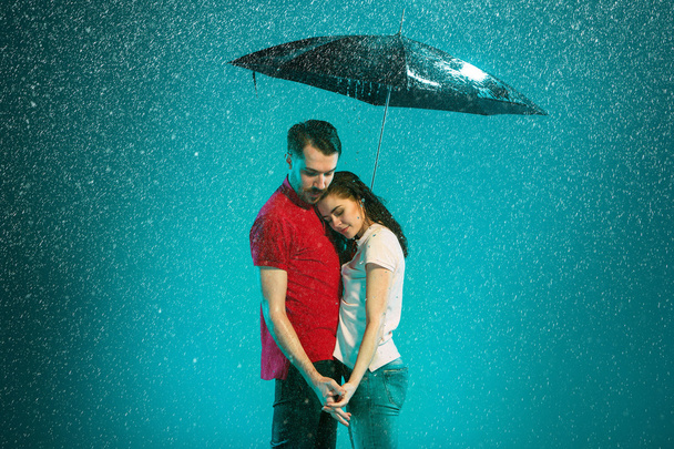 The loving couple in the rain - Zdjęcie, obraz