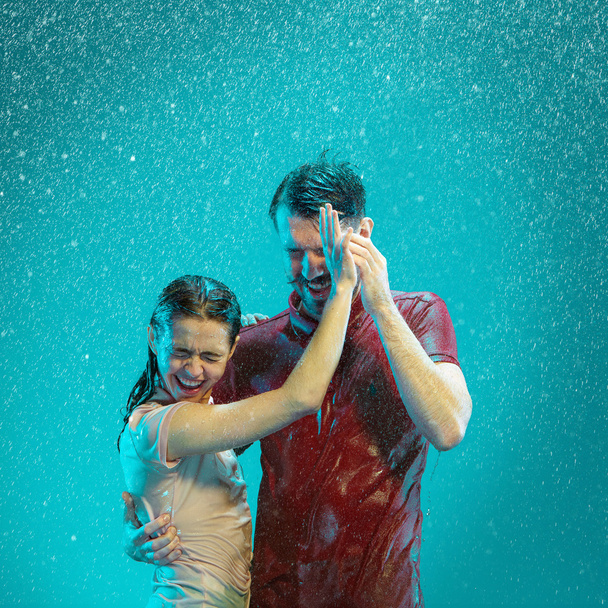 The loving couple in the rain - 写真・画像