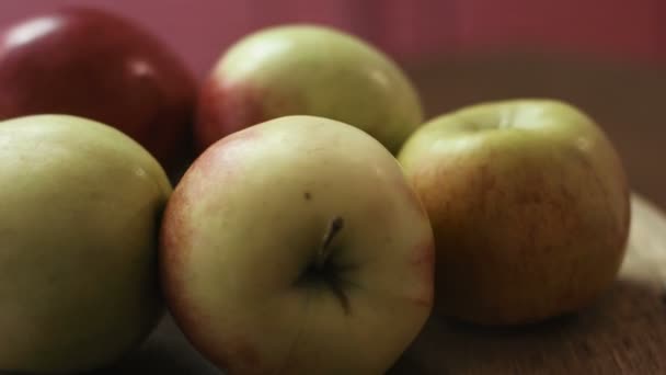 テーブル、木製の背景に、新鮮なおいしい赤と緑のリンゴのクローズ アップ. - 映像、動画