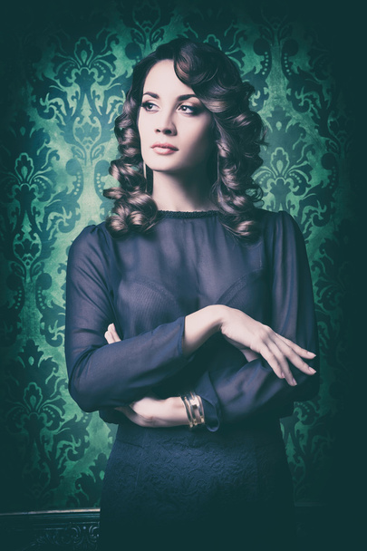 Elegantní žena na vinobraní zdi s zeleným vzorem - Fotografie, Obrázek