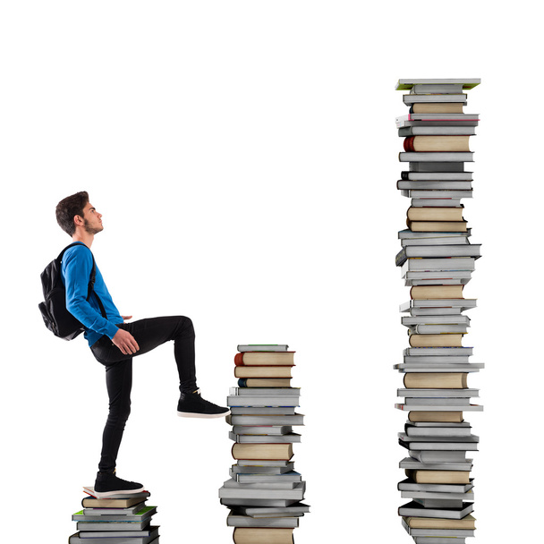 Chłopiec z plecaka wspina się skali książek - Zdjęcie, obraz