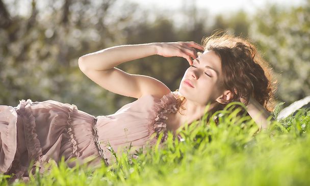 Zöld tavaszi fű a gyönyörű nő - Fotó, kép