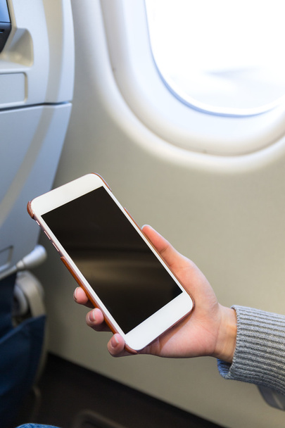 Uçak içinde smartphone kullanan kadın - Fotoğraf, Görsel