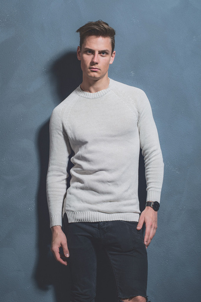 Bézs pulóvert viselő ember - Fotó, kép