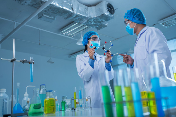 Χημικοί που εργάζονται στο εργαστήριο - Φωτογραφία, εικόνα