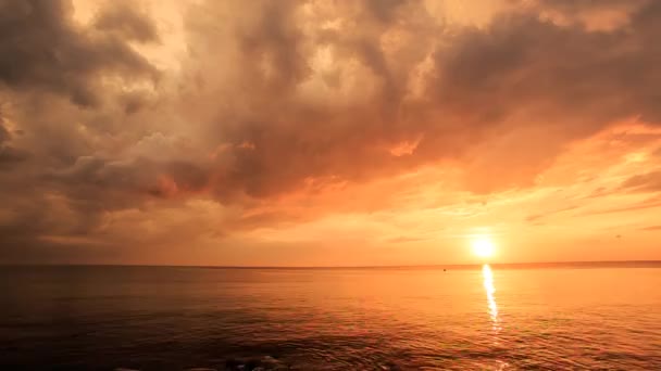 Deniz günbatımı gökyüzü üzerinde - Video, Çekim
