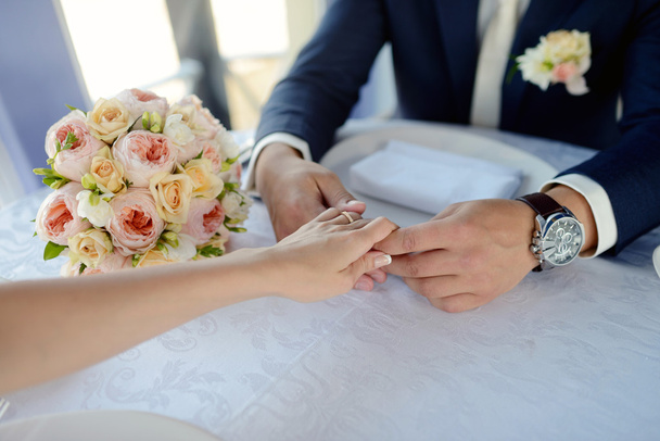 Wedding couple holding hands - Foto, Bild