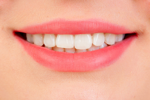 Belo sorriso com dentes brancos
 - Foto, Imagem