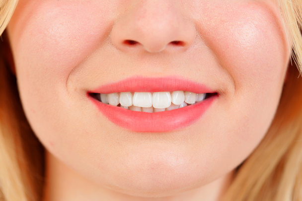 schönes Lächeln mit weißen Zähnen - Foto, Bild