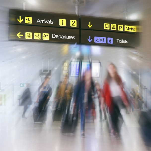 Passageiros de linha aérea dentro de um aeroporto
 - Foto, Imagem