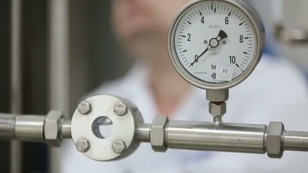 Engenheiro de fábrica inspecionando tubulação de laboratório durante o trabalho
 - Filmagem, Vídeo