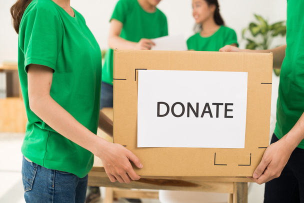 Volontari che trasportano scatola donare
 - Foto, immagini