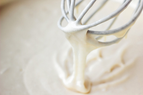 Mescolare pastella o pasta per torta di banane o muffin o pancake. Close up, soft focus
.  - Foto, immagini