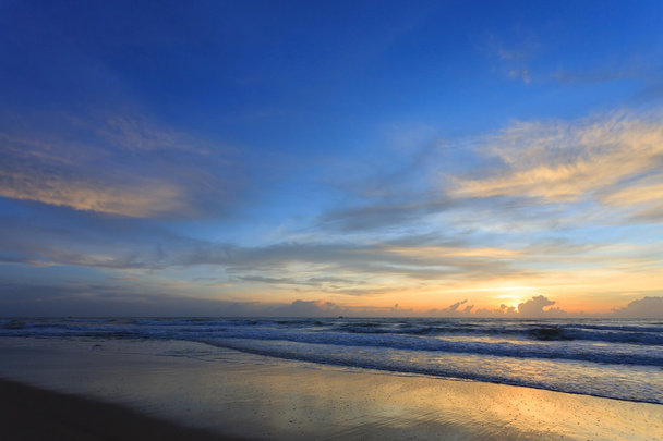 Sunrise ég reggel színes felhő a strandon - Fotó, kép
