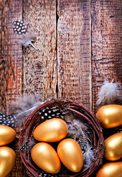 golden eggs on table - Foto, Bild