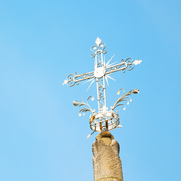 αφηρημένη σταυρό στην Ιταλία Ευρώπη και το φόντο του ουρανού - Φωτογραφία, εικόνα