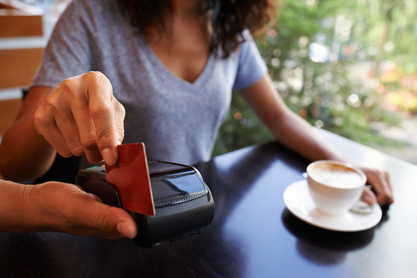 femme payant avec carte
 - Photo, image