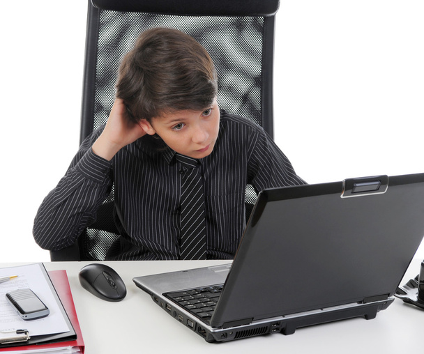 Young businessman using a laptop - Foto, imagen