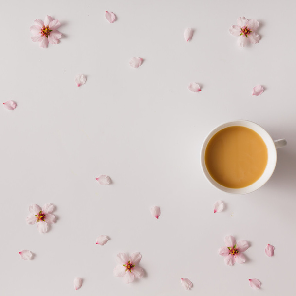 Caffè mattutino con fiori e petali. Posa piatta
. - Foto, immagini