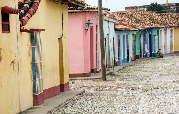 разноцветные дома вдоль дороги
 - Фото, изображение