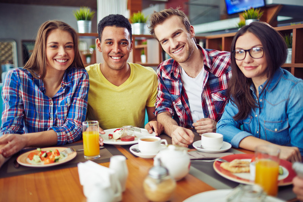 Подростковые друзья в кафе
 - Фото, изображение