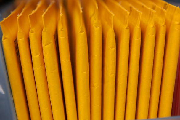 Enveloppes en peluche jaune dans une rangée
 - Photo, image