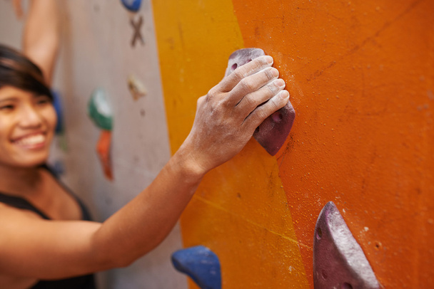 donna arrampicata sul muro - Foto, immagini