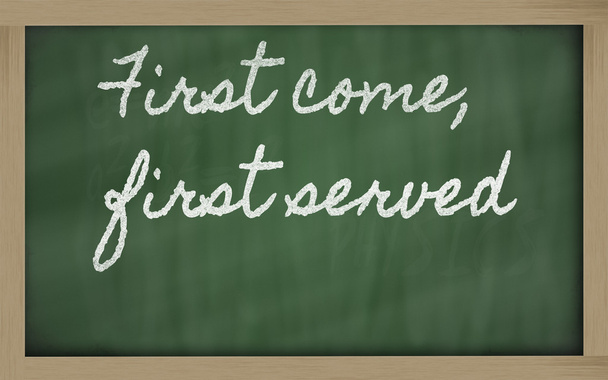 Expressão - Primeiro a chegar, primeiro a ser servido - escrito em uma escola bla
 - Foto, Imagem