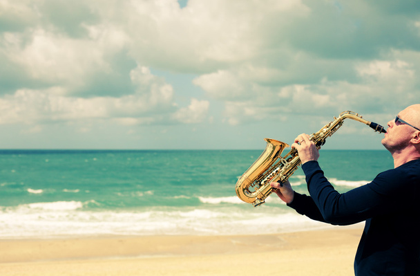 Saksofoncu saksafon üzerinde oynama  - Fotoğraf, Görsel