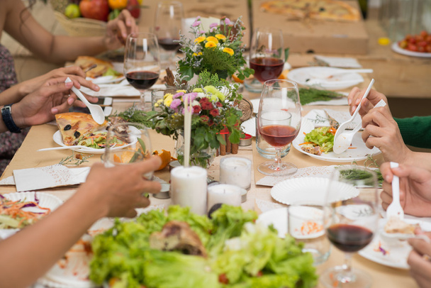 Ihmiset syövät päivällistä
  - Valokuva, kuva
