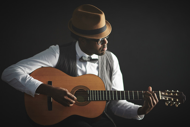 man playing guitar - Φωτογραφία, εικόνα