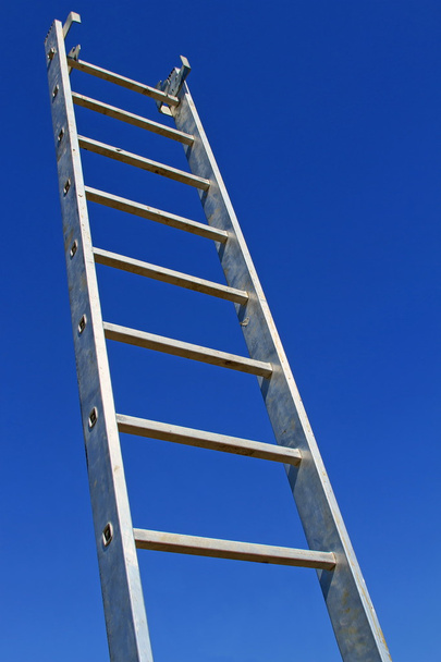Escalera de metal contra el cielo
 - Foto, imagen