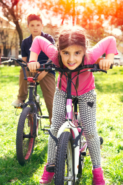 Bisiklete binen Mutlu Kız - Fotoğraf, Görsel