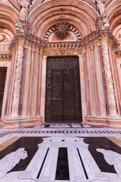 siena kathedrale in siena im sonnenaufgangslicht - Foto, Bild