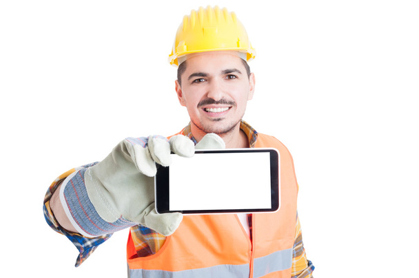 Ingeniero alegre sosteniendo un teléfono celular con pantalla en blanco
 - Foto, Imagen