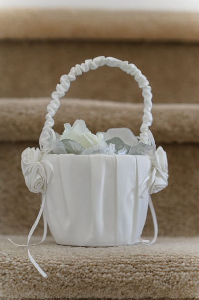 Cesto decorativo in seta bianca con fiocco matrimonio
 - Foto, immagini