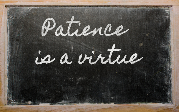 Ausdruck - Geduld ist eine Tugend - auf einer Schultafel geschrieben - Foto, Bild